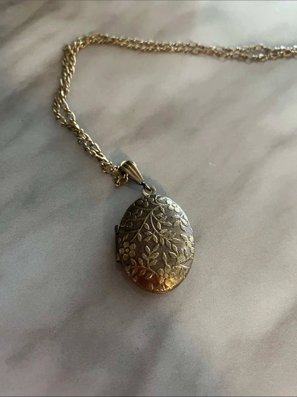 Vintage Piddiddly Links Ltd Floral Oval Photo Locket Necklace Gold Tone Romantic - Picture 3 of 7